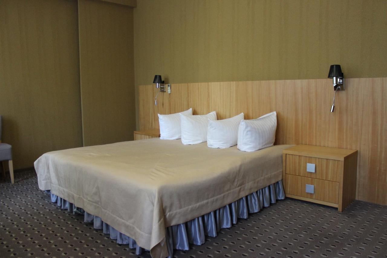 Kolobok Hotel Kniahynynok Екстериор снимка